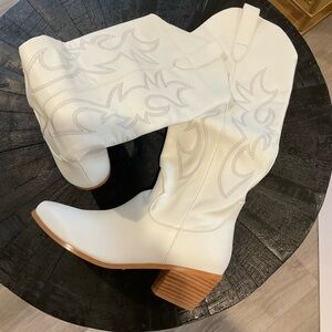 White cowboy boots size 8. Perfect for the rodeo